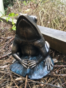Prächtiger, großer, bronzefarbener Frosch aus Gusseisen!